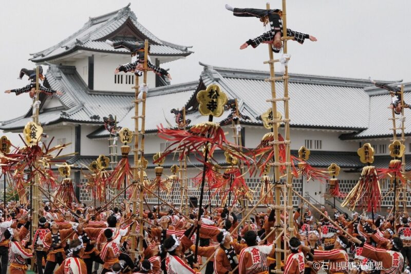 冬の風物詩・加賀鳶はしご登りをお楽しみください。Kanazawa City Fire Fighting New year’s Ceremony.