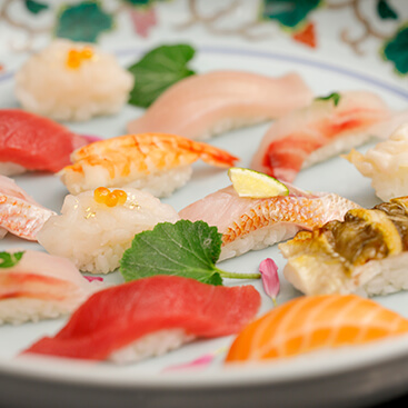 〈夕食コース一例〉地元野菜や鮮魚のお寿司